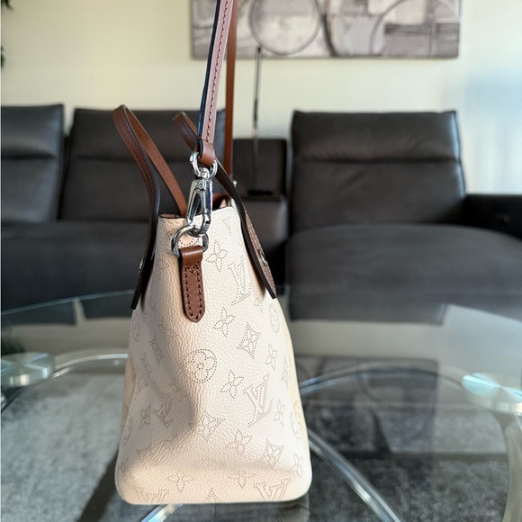 Authentic LV Hina PM Leather Handbag - Picture 6 of 8